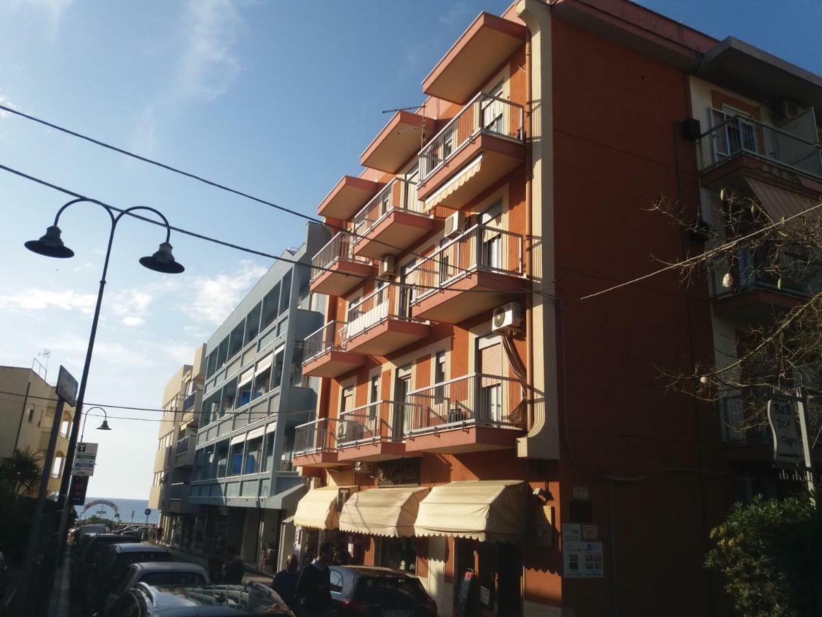 Casa Floridea -Mediterranea Sicilia Apt Чефалу Екстериор снимка