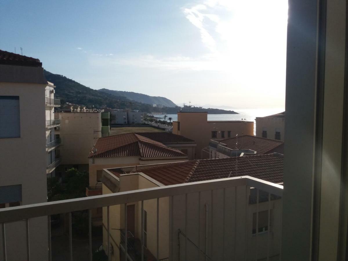 Casa Floridea -Mediterranea Sicilia Apt Чефалу Екстериор снимка